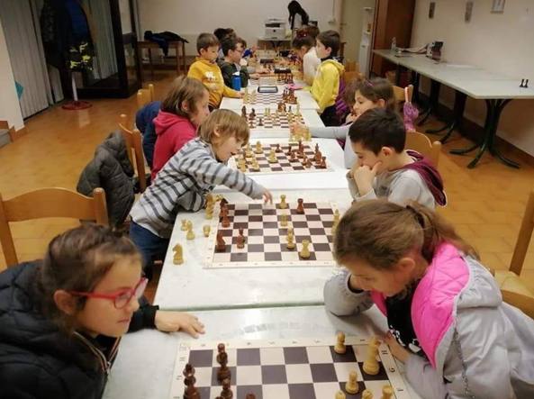 Bambini che giocano a scacchi nella scuola di scacchi bresciana